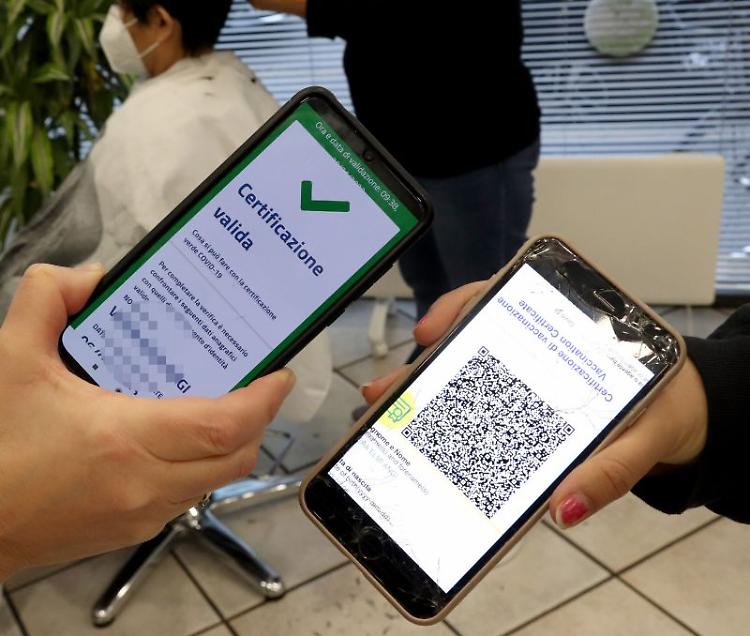 Draghi firma il Dpcm sull'uso del Green Pass in attività commerciali