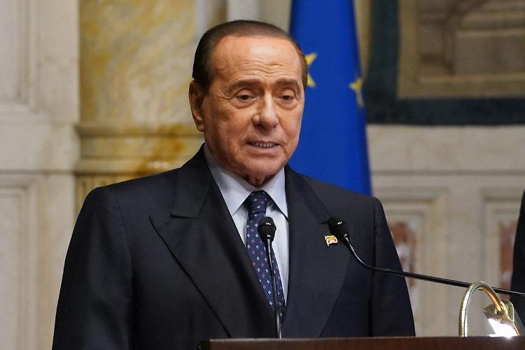 Berlusconi rinuncia alla candidatura al Colle "Draghi resti premier"