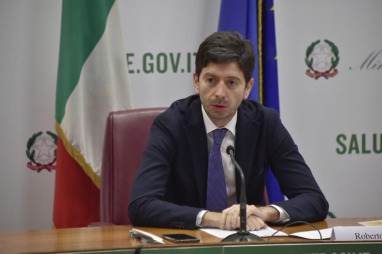 Covid, Speranza "Vaccini decisivi per contrastare Omicron"
