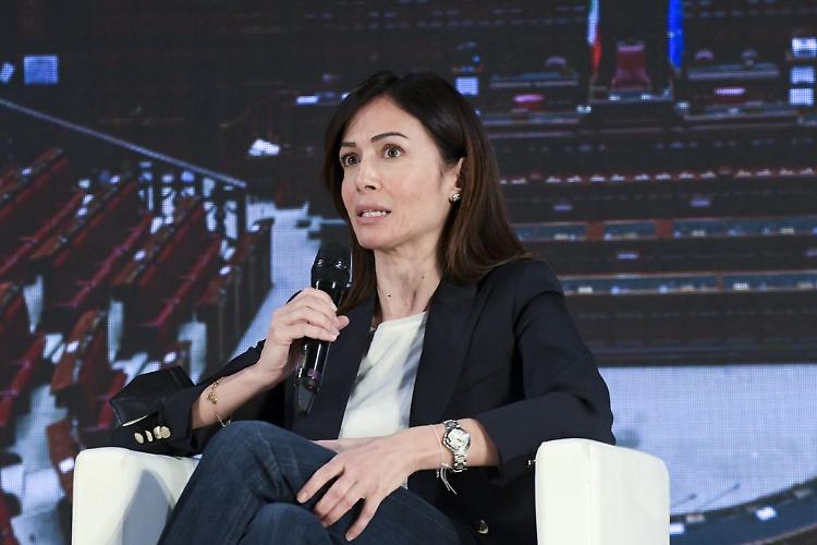 Carfagna "Sconti alle famiglie e meno accise sulla benzina"