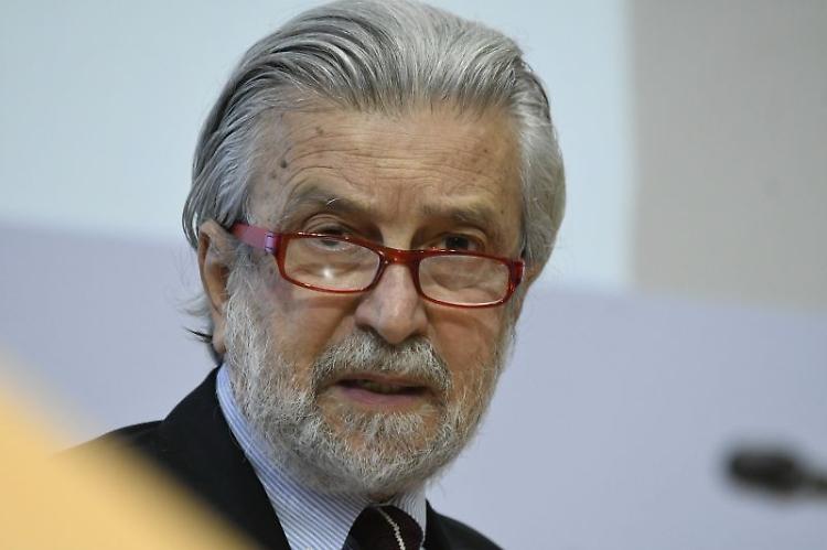Covid, Damiano "Cautela nell'allentamento delle misure di prevenzione"