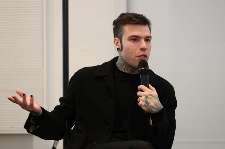 Fedez lascia l'ospedale dopo l'intervento per raro tumore al pancreas