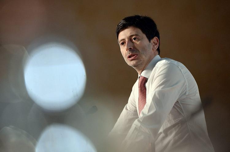 Caro energia, Speranza "In settimana Dl sostegno a imprese e famiglie"