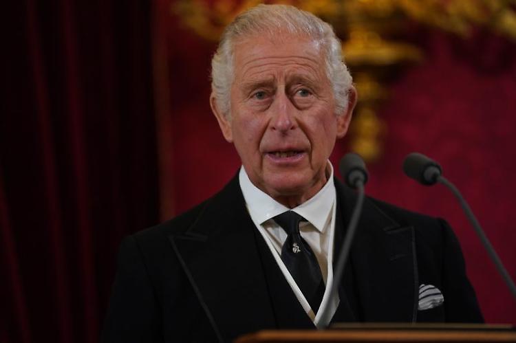 Carlo III proclamato Re, "Consapevole della grande responsabilità"