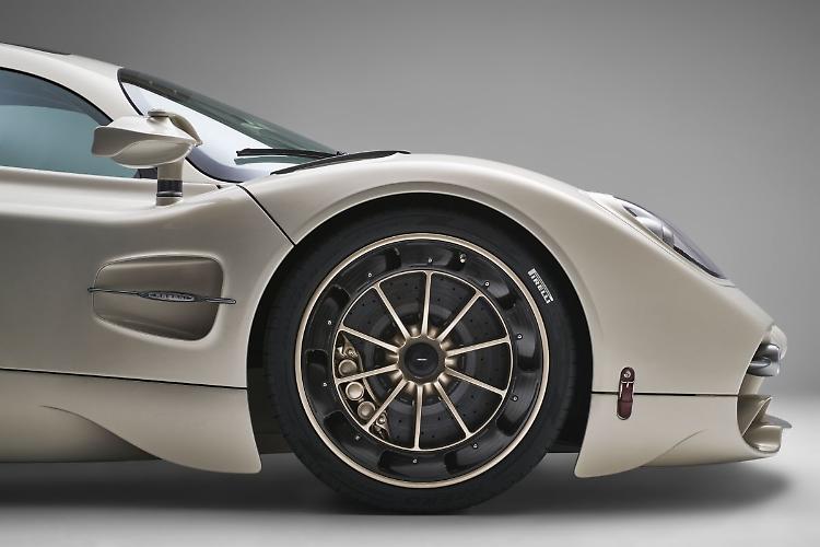 La hypercar Pagani Utopia "corre" sui Pirelli P Zero Corsa