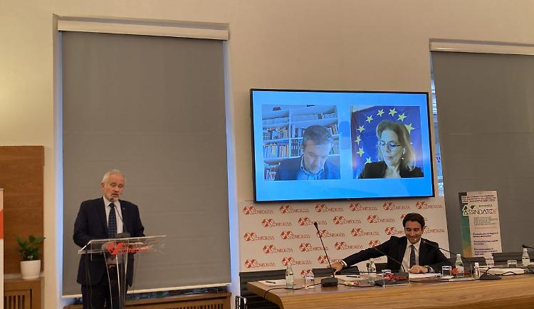 Assindatcolf, costo per badanti può arrivare a 30mila euro l'anno