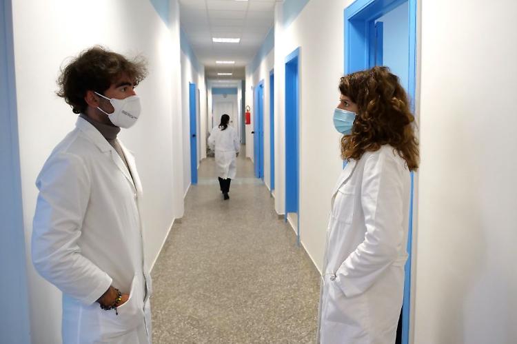 Covid, Positivi in diminuzione ma aumentano decessi (686 in 7 giorni)