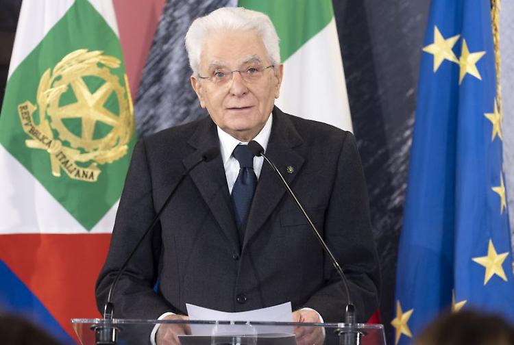 Mattarella "Polizia di Stato interpreta principi della Costituzione"