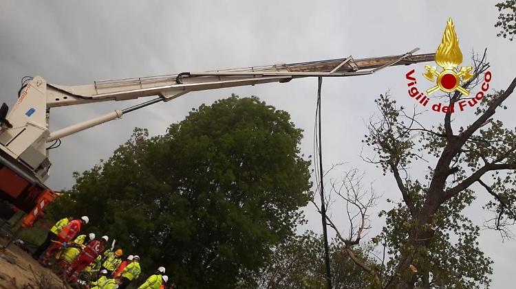 Cede piattaforma, due operai morti e un ferito grave nel milanese