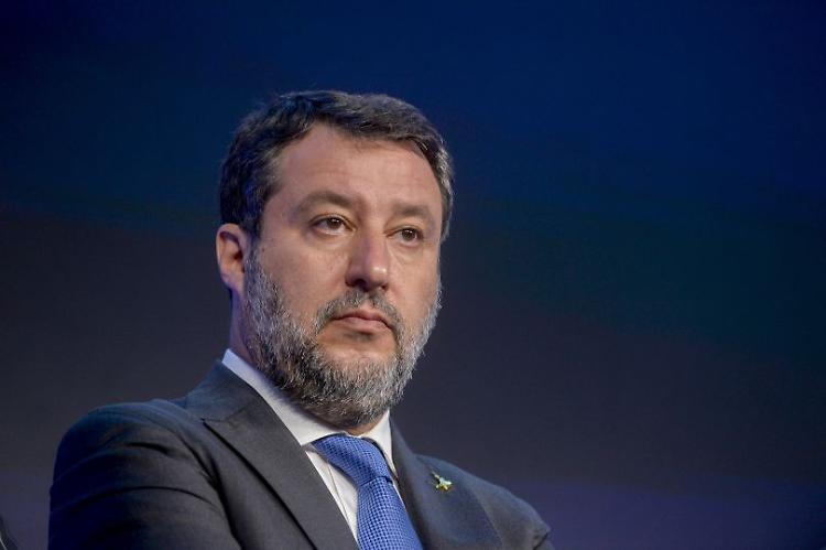 Cdm approva prelievo 40% extraprofitti banche, Salvini "Equità sociale"