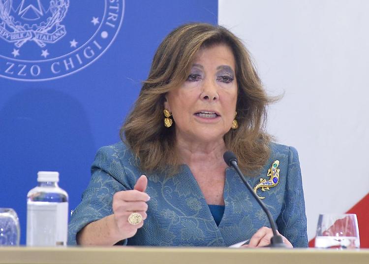 Femminicidi, Casellati "Leggi non bastano, cultura sempre più lenta"