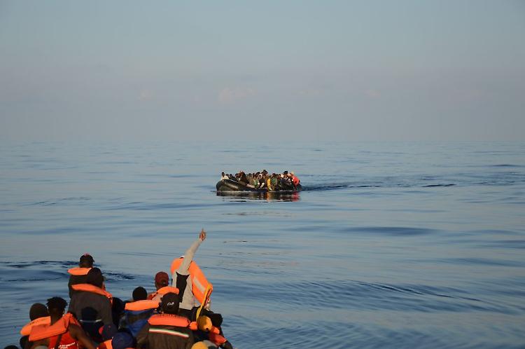 Lampedusa, notte di sbarchi. 900 migranti all'hotspot. Almeno 8 dispersi