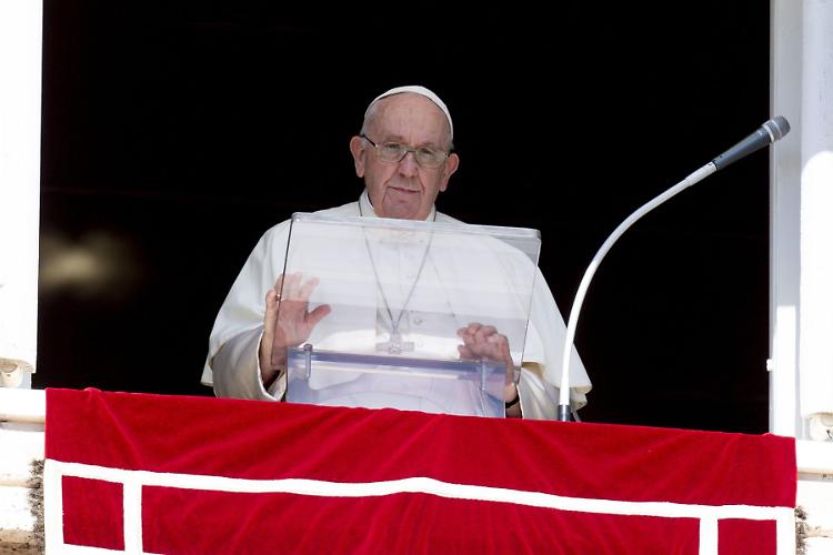 Papa Francesco "La guerra è un disastro, si ascolti grido delle vittime"