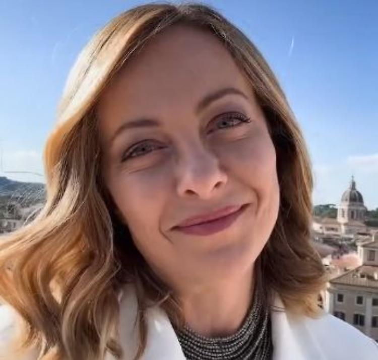Meloni "Buona festa a tutte le mamme, sono insostituibili"