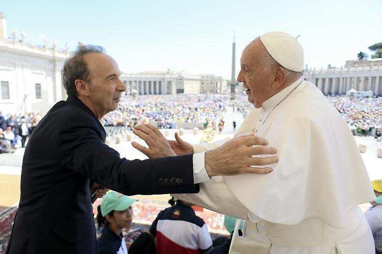 Alla Giornata Mondiale dei Bambini l'abbraccio di Benigni al Papa