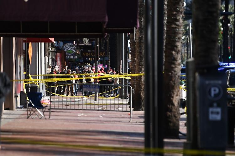 Strage di New Orleans, almeno 15 morti. Biden "Killer ispirato da Isis"