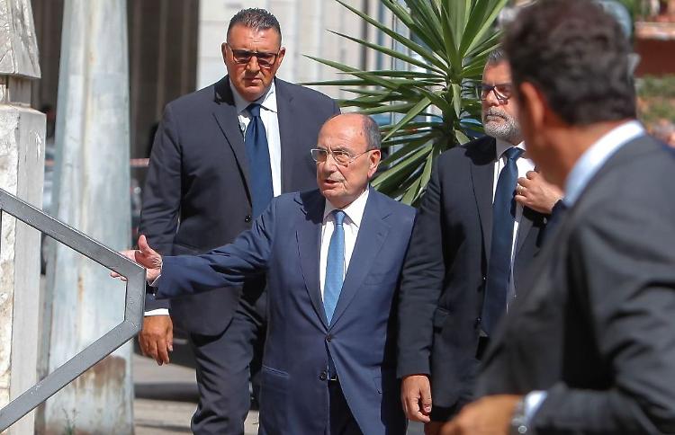 Blitz di Schifani all'ospedale Villa Sofia "Ricevute segnalazioni a...