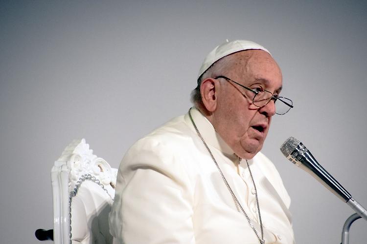 Papa Francesco "C'&egrave; bisogno di speranza, di luce e di pace"