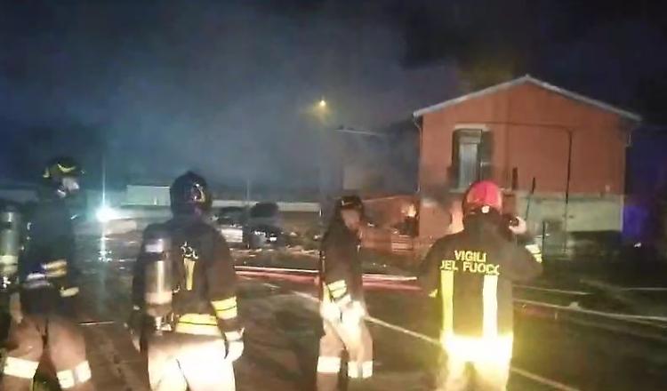 Esplosione per una fuga di gas a Catania, otto feriti. Si scava tra macerie