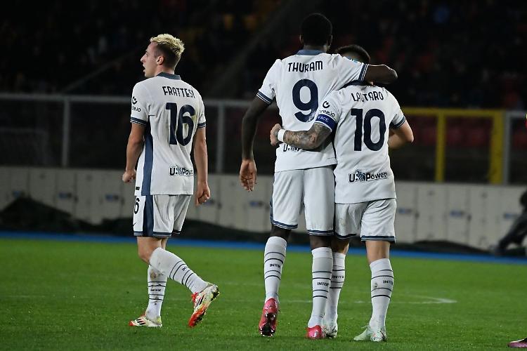 L'Inter fa poker a Lecce, continua la rincorsa al Napoli