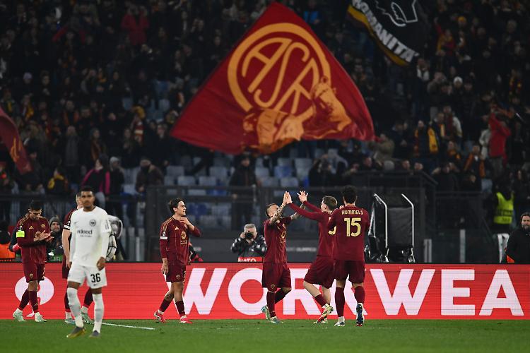 La Roma batte 2-0 l'Eintracht e accede ai play-off