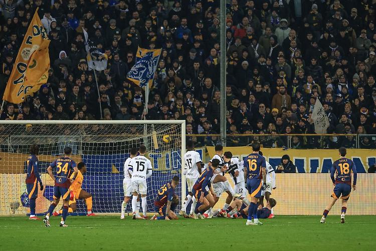 La Roma vince a Parma 1-0 con una magia di Soul&eacute;