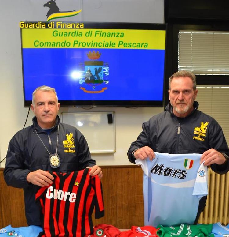 Sequestrate maglie "Vintage" contraffatte di club serie A anni '80