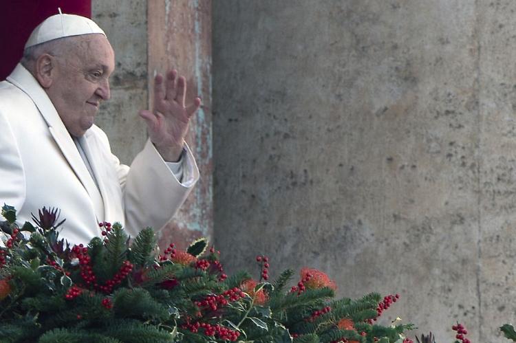 Il Papa migliora ma necessari altri giorni per sciogliere la prognosi