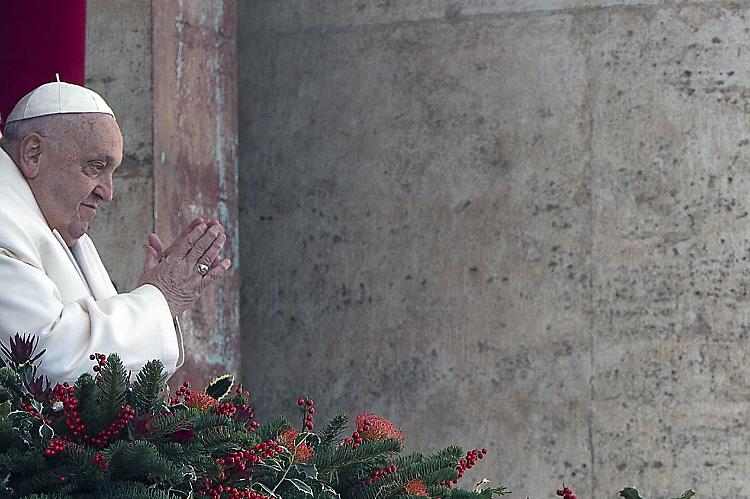 Papa Francesco "Da qui la guerra appare ancora pi&ugrave; assurda"