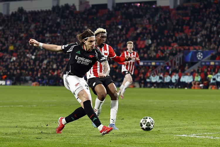 L'Arsenal ne fa sette in casa Psv, in gol anche Calafiori