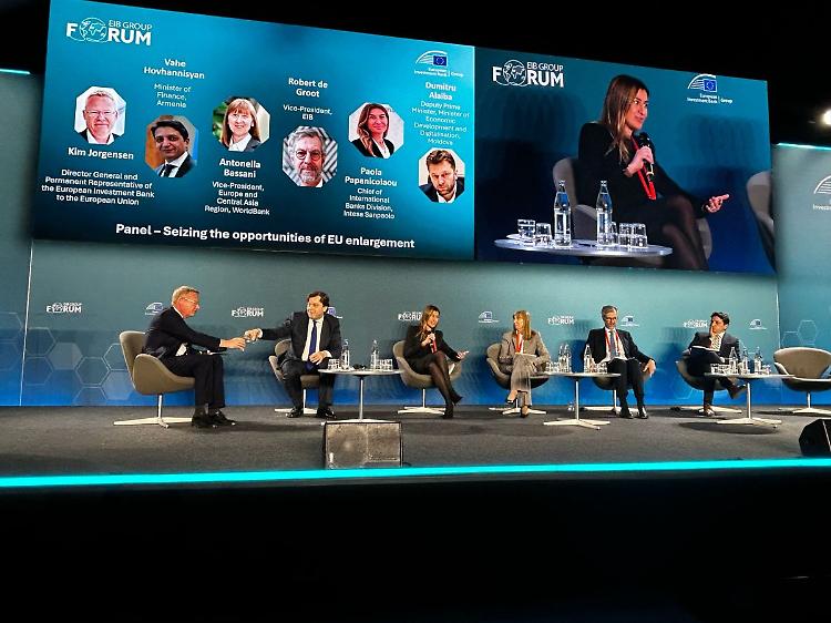 Papanicolaou "Intesa Sanpaolo ponte naturale tra Italia ed estero"