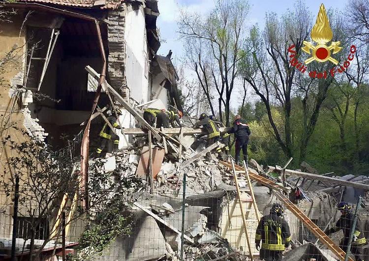 Crolla una palazzina a Monteverde a Roma, si scava tra le macerie