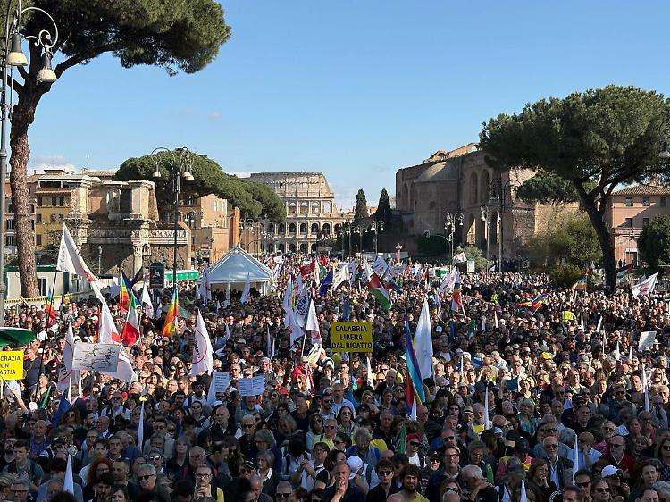 Conte "100 mila in piazza, no a folle piano di riarmo"