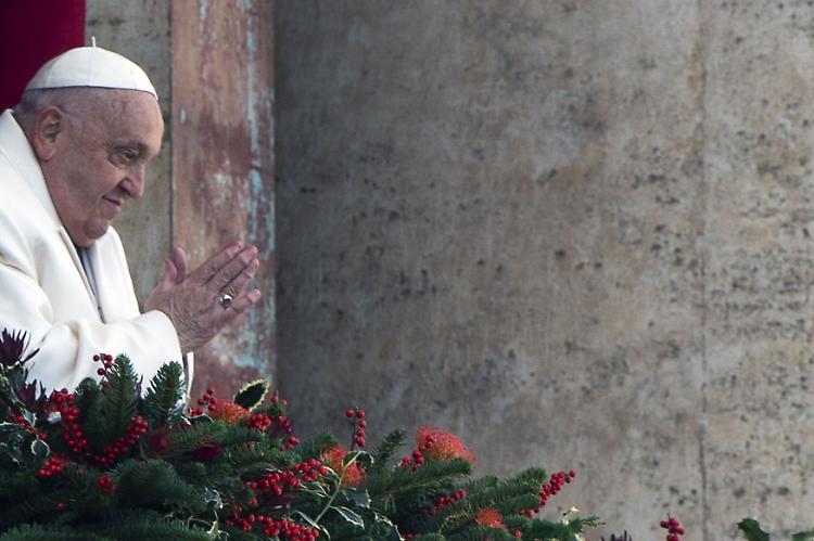 Il Papa a sorpresa in piazza San Pietro "Buona Settimana Santa"