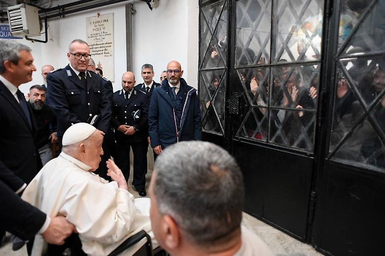 Il Papa ai detenuti "Non posso fare lavanda dei piedi ma vi sono vicino"