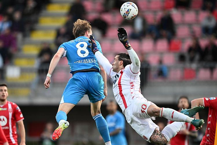 Il Napoli fatica ma batte il Monza, agganciata l'Inter