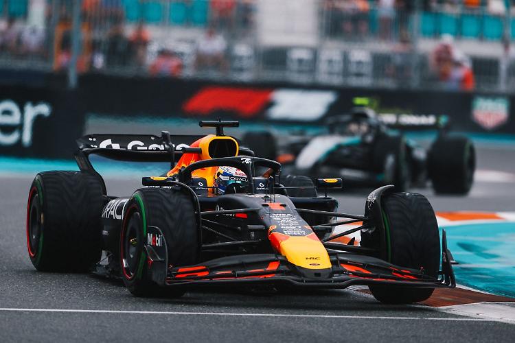 Verstappen conquista la pole a Miami, Antonelli in seconda fila