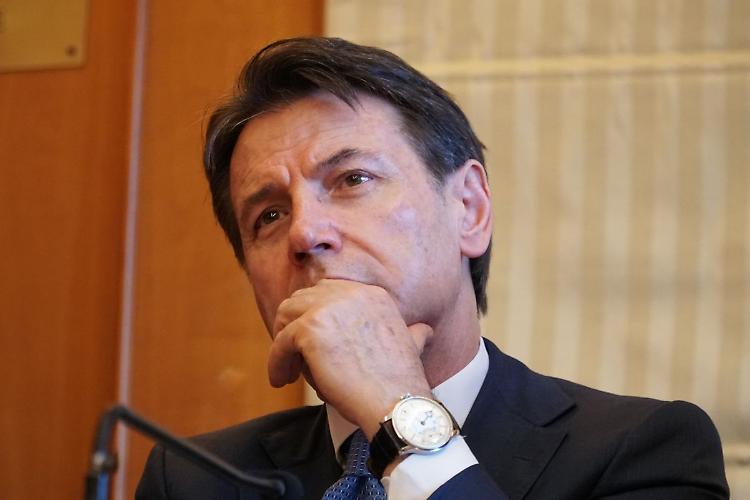 Governo, Conte "Stanno distruggendo l'economia"