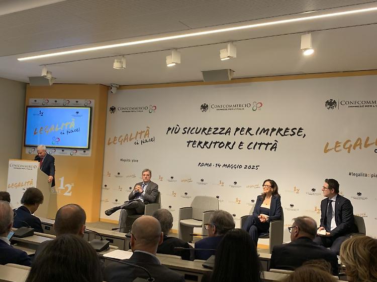 Confcommercio, l'illegalit&agrave; costa 39,2 mld. Una zavorra per la crescita