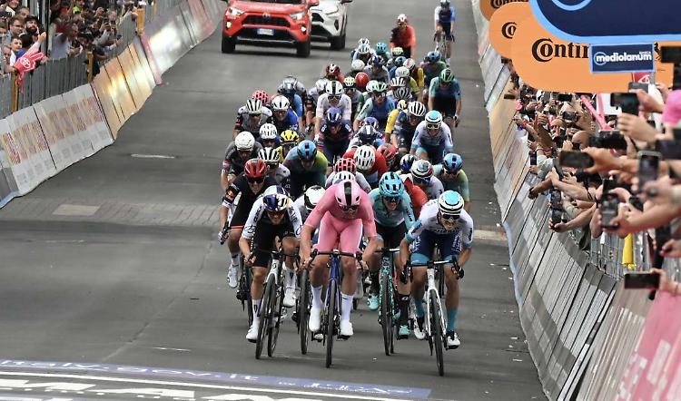 Tris di Pedersen al Giro, Zambanini battuto al fotofinish