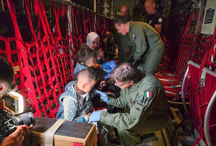 Bimbi palestinesi bisognosi di cure in Italia con due voli speciali della Difesa