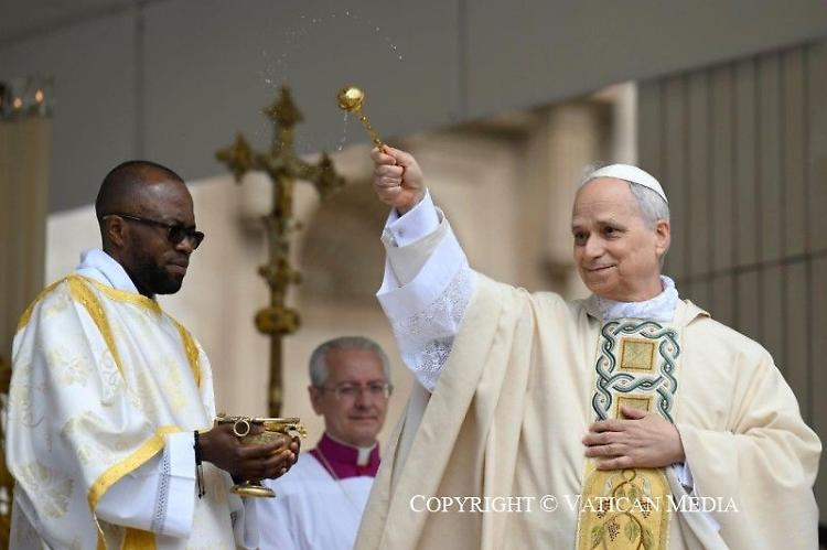 Papa "Costruiamo una chiesa di pace che apra le braccia al mondo"