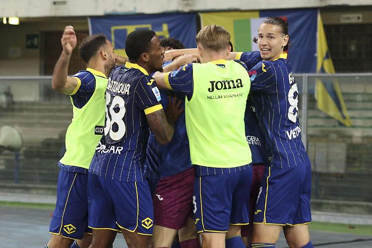 Lazovic risponde a Caqueret, tra Verona e Como finisce 1-1