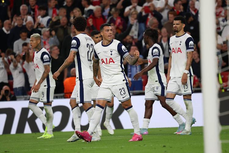 Il Tottenham vince l'Europa League, Johnson-gol contro il ManUtd