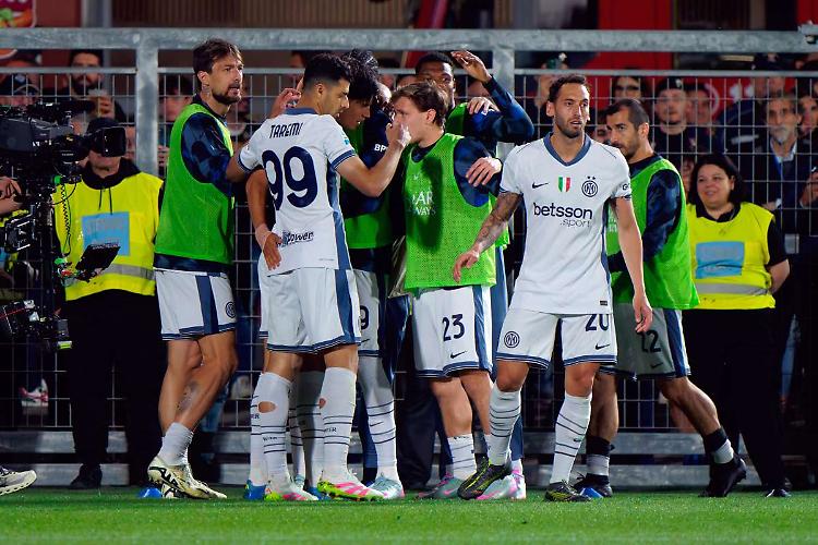 L'Inter vince 2-0 a Como ma non basta per vincere lo scudetto