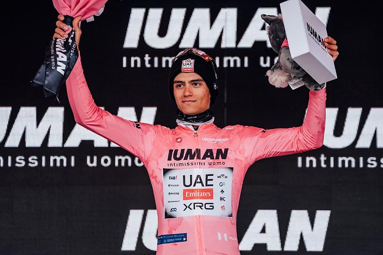Del Toro vince la tappa con la maglia rosa a Bormio