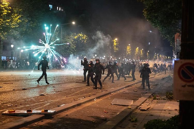 Notte di follia in Francia dopo il trionfo del Psg, 2 morti e 560 fermi