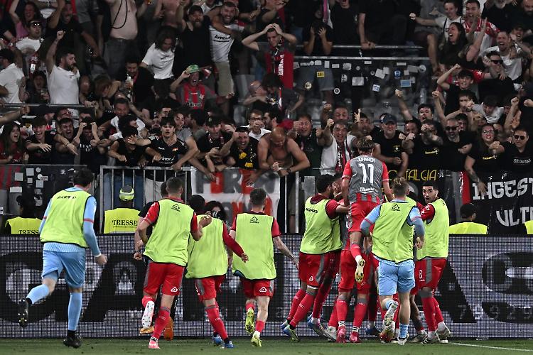 La Cremonese vince 3-2 a La Spezia e torna in serie A