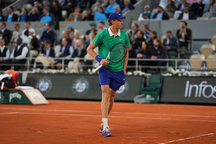 Sinner batte Djokovic 3-0, in finale al Roland Garros