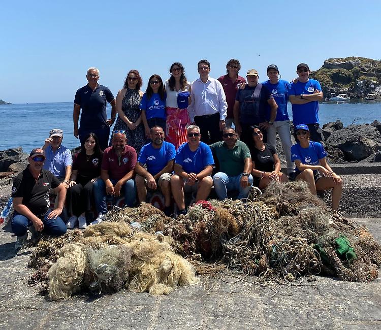 Dalle acque di Aci Castello rimossi oltre 600 metri di reti fantasma